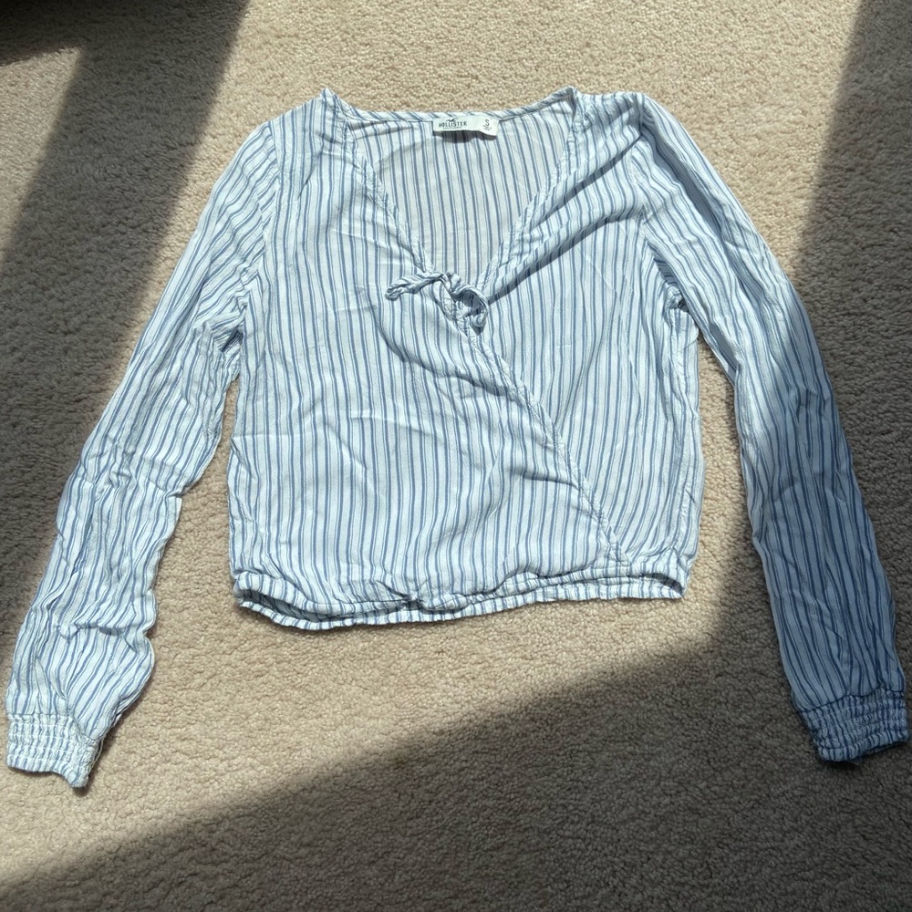 Blue and white striped V-neck tie front Hollister Blouse with mild crop - Size S